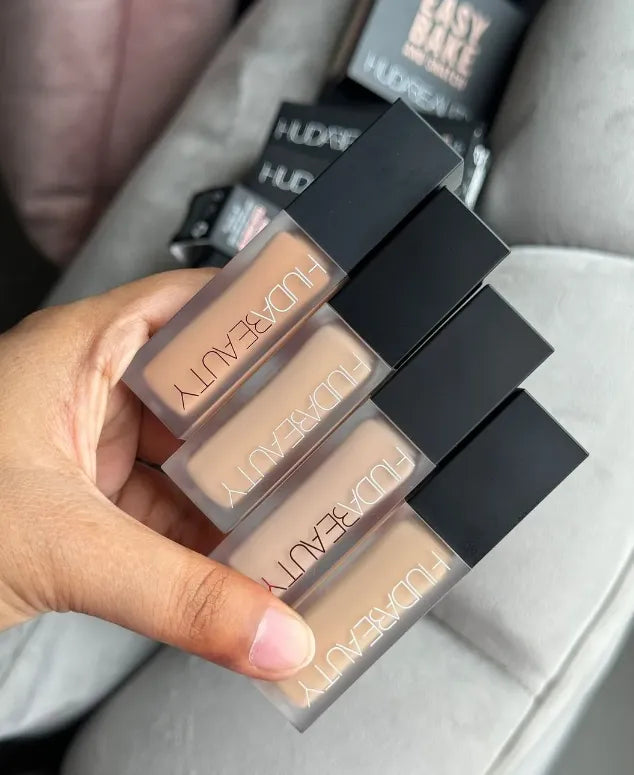 Liquid concealer with luminous matte finish in 9ml container