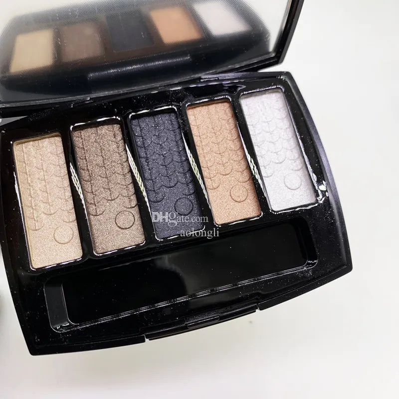Dual-ended makeup brush included with the eyeshadow palette