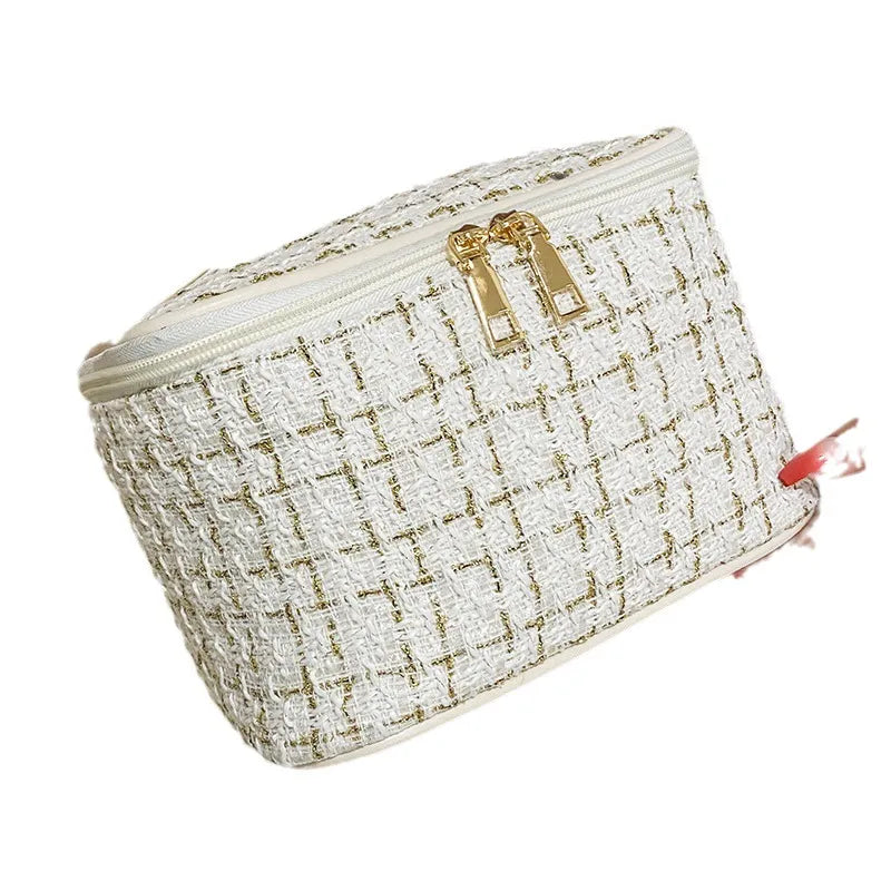Stylish toiletry bag with lightweight and portable design