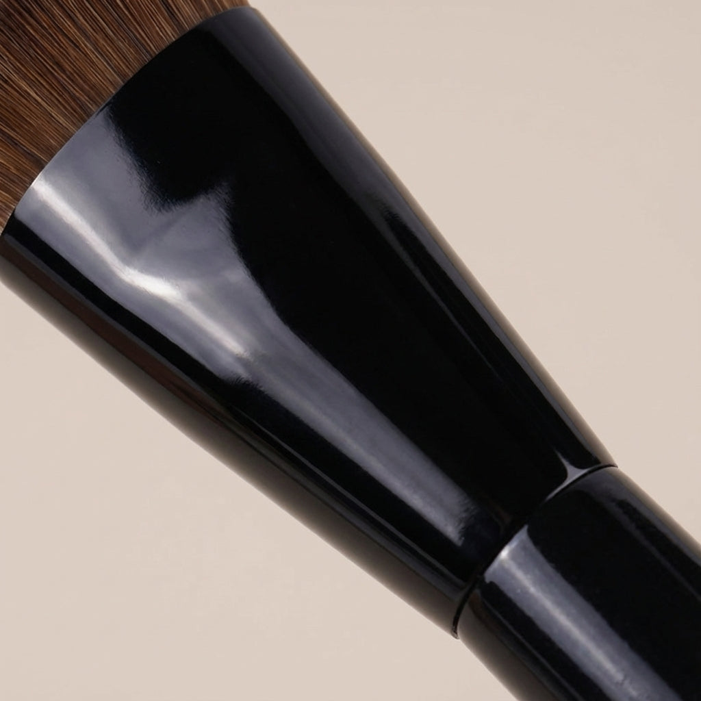 Détail des poils synthétiques du pinceau contour