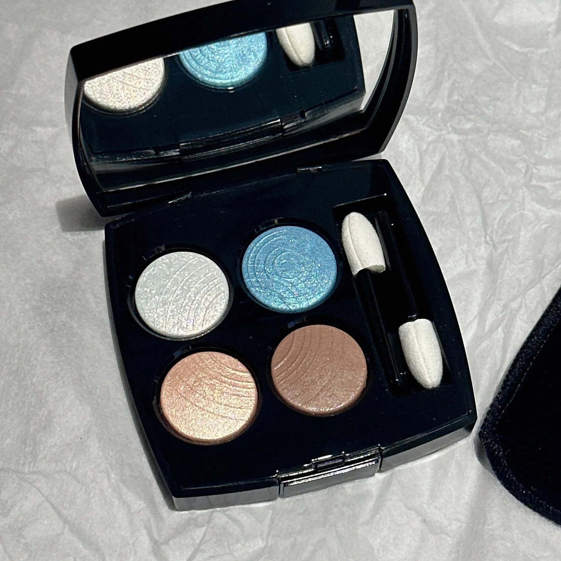 Four-color eyeshadow palette with glitter and highlighter shades