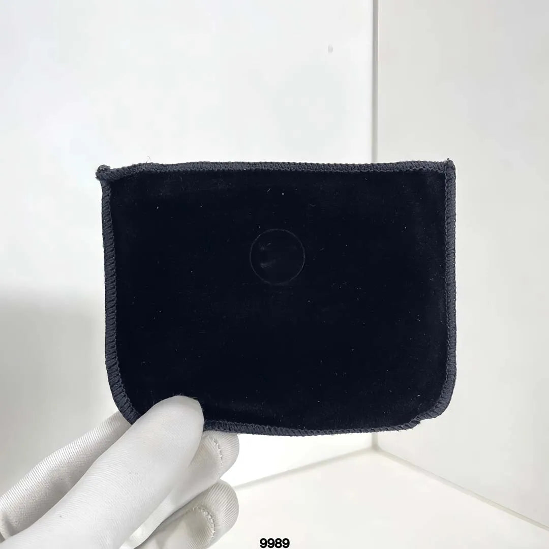 Dual-ended brush included with the eyeshadow palette