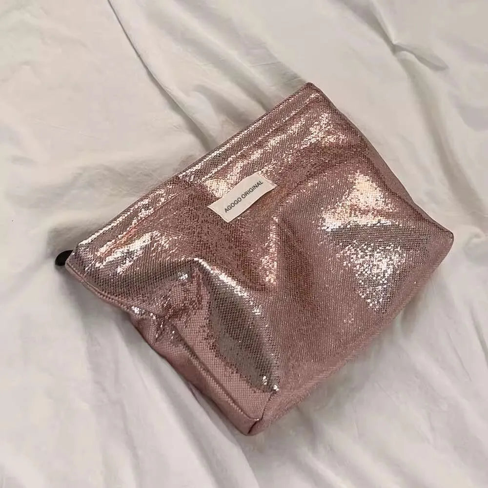 Portable bag design suitable for travel and outdoor use