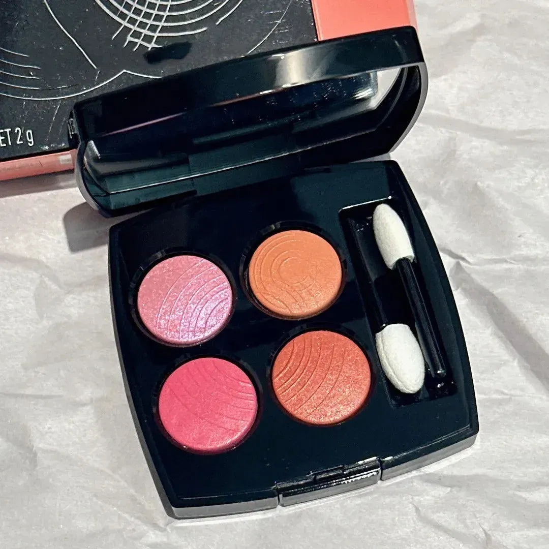 Four-color eyeshadow palette with matte and shimmer shades