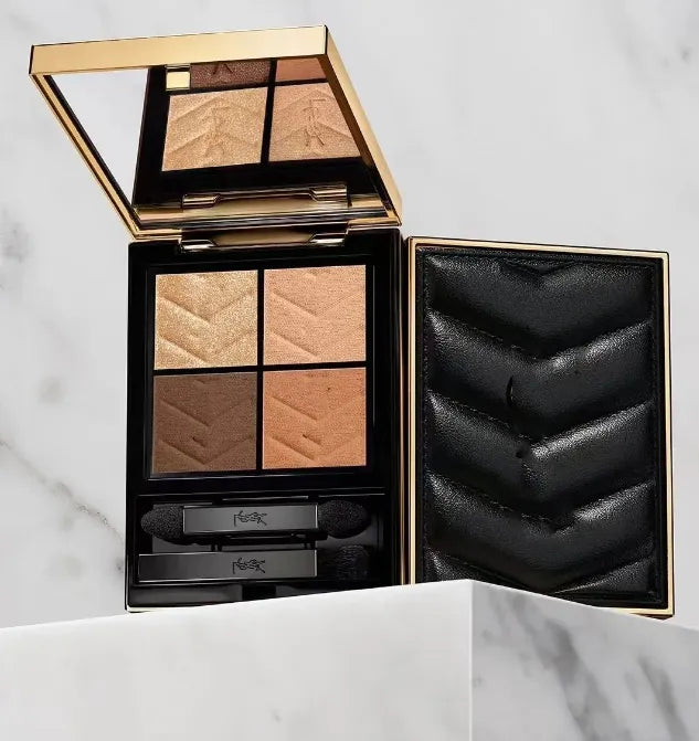 Matte eyeshadow palette with four gradient colors in a compact clutch