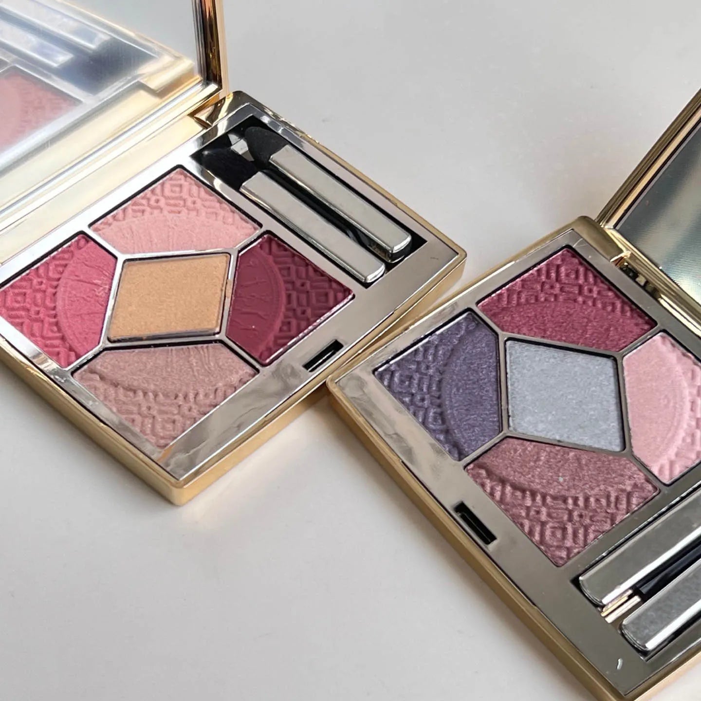 Five-color eyeshadow palette with compact design and mirror