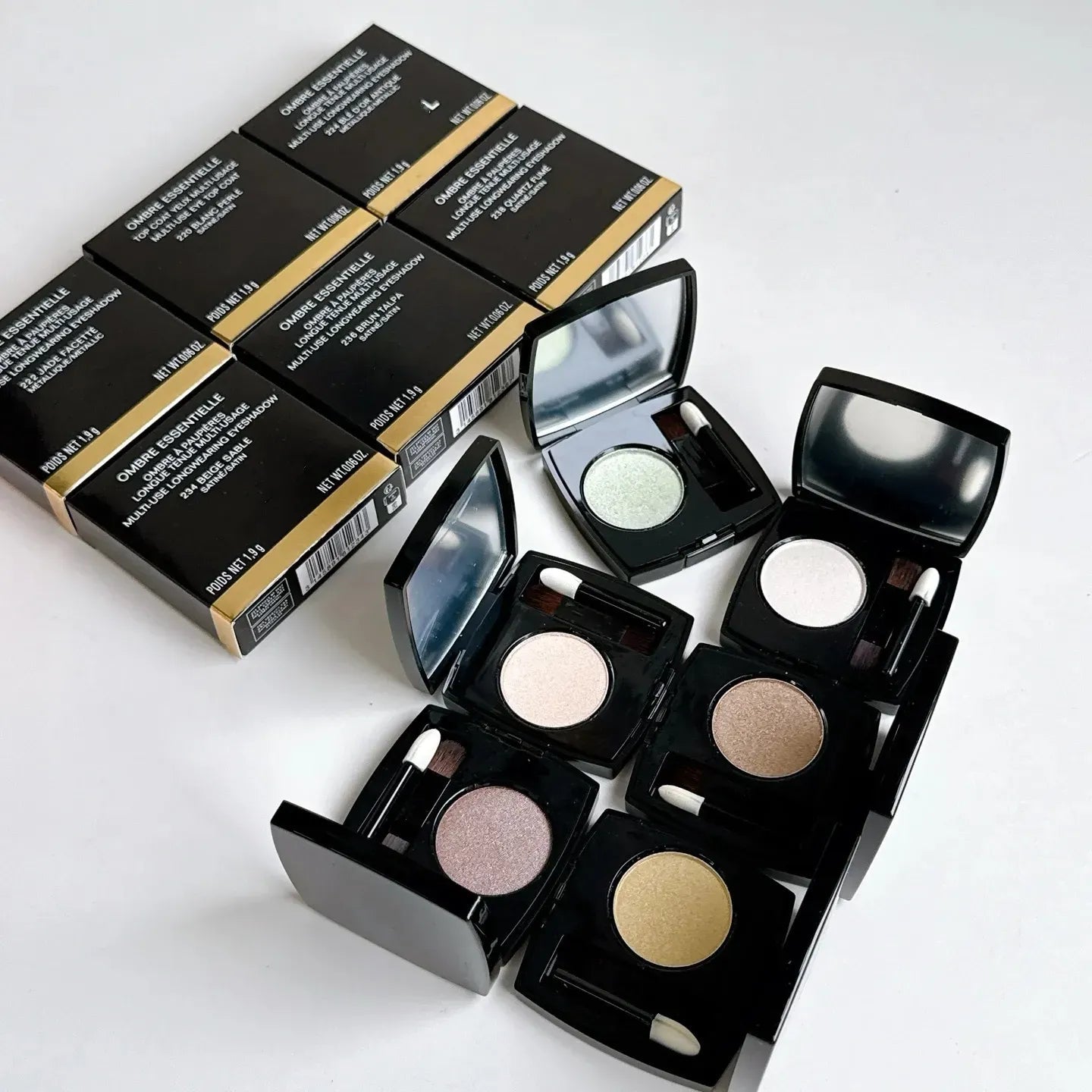 Monochrome eye shadow palette with six shades and a mirror